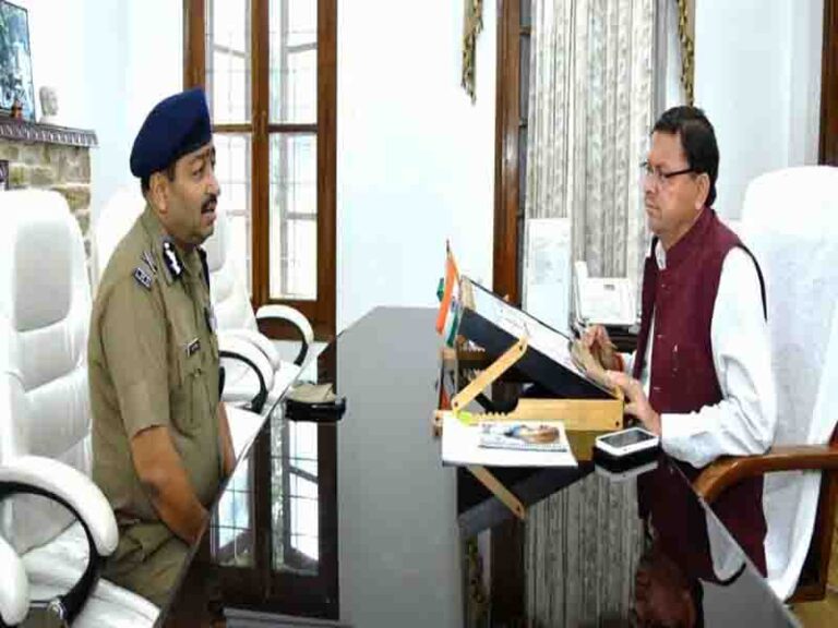 मुख्यमंत्री पुष्कर सिंह धामी से पुलिस महानिदेशक अशोक कुमार ने की भेंट