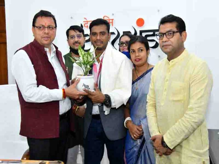 मुख्यमंत्री ने अर्जुन अवार्ड मनोज सरकार को शॉल ओढ़ाकर किया सम्मानित