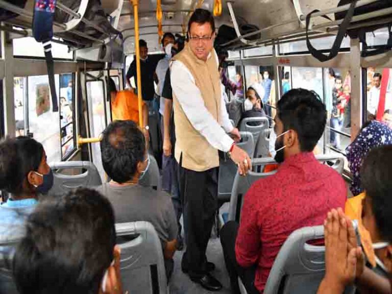मुख्यमंत्री ने उत्तराखंड परिवहन निगम की बसों में जाकर यात्रियों से बातचीत की एवं विभिन्न व्यवस्थाओं का जायजा लिया