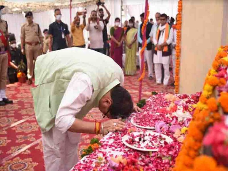 खटीमा में शहीद राज्य आंदोलनकारियों को श्रद्धांजलि दी मुख्यमंत्री पुष्कर सिंह धामी ने