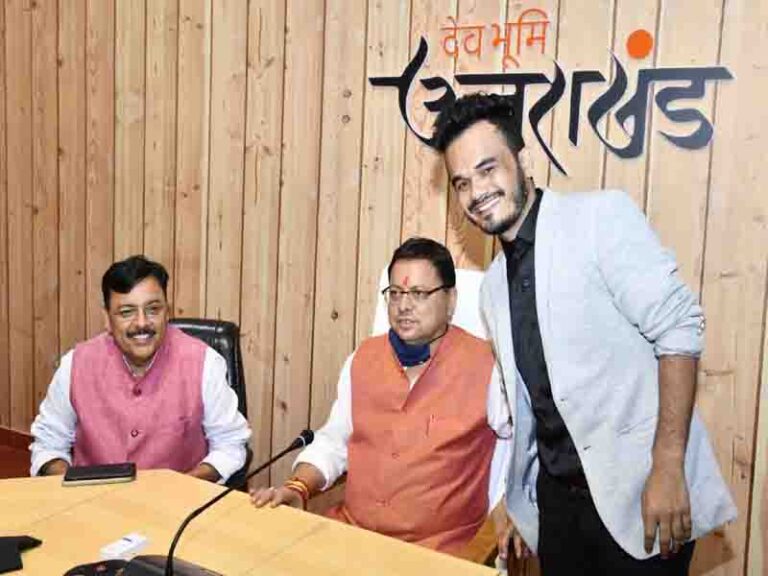 डांसर एवं बबल आर्टिस्ट रोबो विक्रम सिंह तथा गायक सूरज सिंह रावत ने भेंट की मुख्यमंत्री पुष्कर धामी से