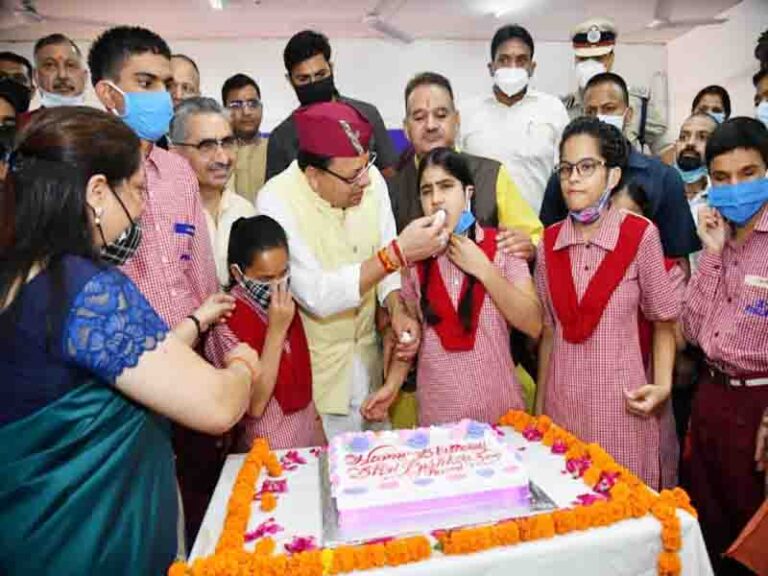 मुख्यमंत्री धामी ने राष्ट्रीय दृष्टिबाधित दिव्यांगजन सशक्तिकरण संस्थान में दृष्टिबाधित बच्चों के साथ अपना जन्म दिवस मनाया