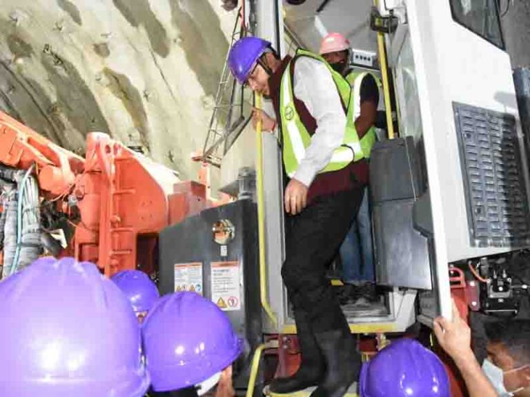 मुख्यमंत्री ने योग नगरी ऋषिकेश रेलवे स्टेशन स्थित रेल विकास निगम के कार्यालय में की समीक्षा