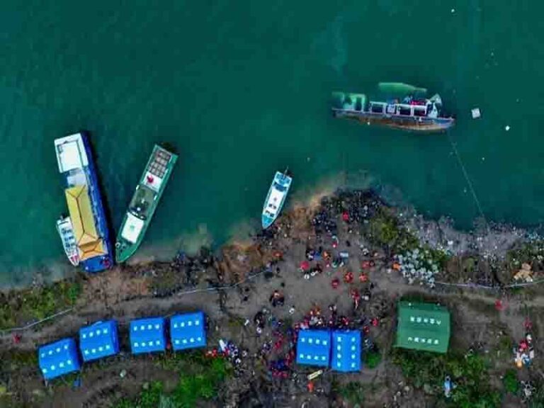 चीन में नौका पलटने से नौ लोगों की मौत, छह अन्य लापता