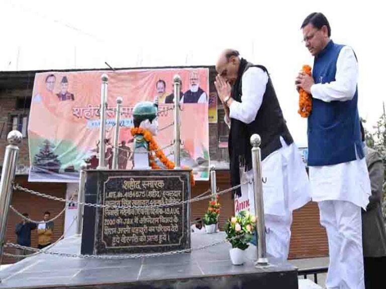 शहीद हवलदार कुंदन सिंह खड़ायत के परिवार जनों से मुलाकात कर हर संभव मदद का आश्वासन