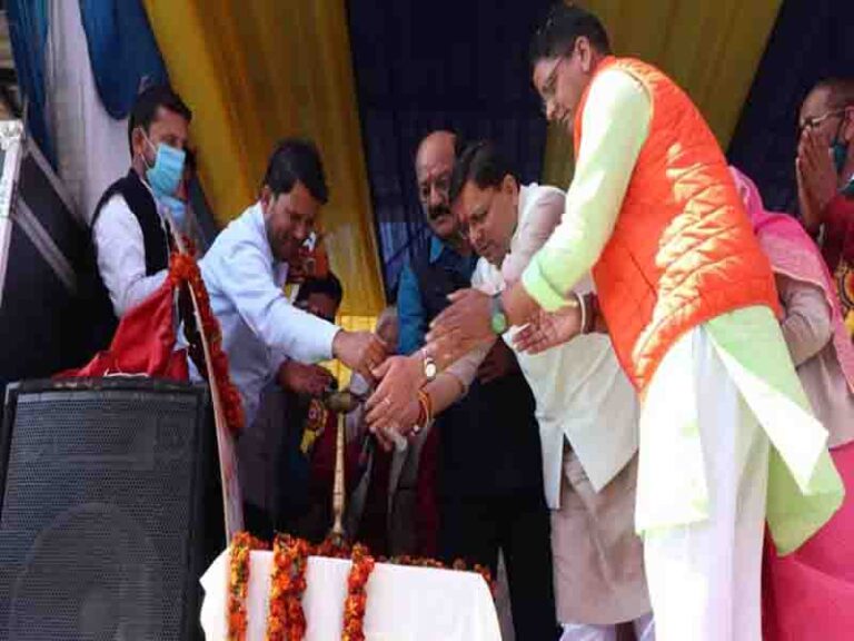 रिबन काटकर एवं दीप प्रज्ज्वलित कर आयोजित कार्यक्रम का विधिवत शुभारंभ किया मुख्यमंत्री ने