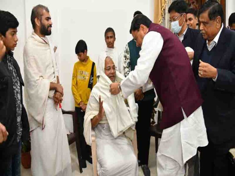 मुख्यमंत्री पुष्कर ने जैन मुनि आचार्य भगवंत श्री विश्व रत्न सागर सुरेश्वर का आशीर्वाद लिया