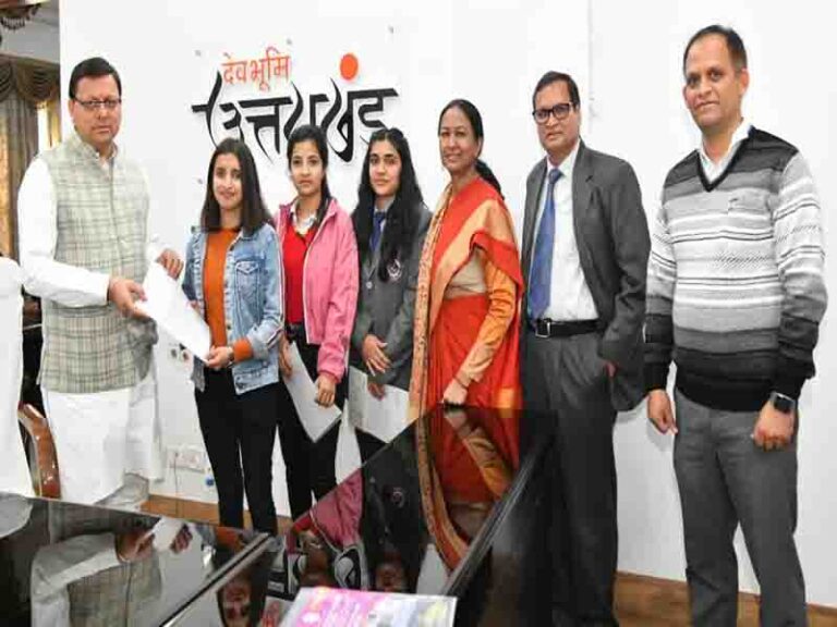 मुख्यमंत्री ने मुख्यमंत्री वात्सल्य योजना के तहत तीन छात्राओं को चेक प्रदान किये