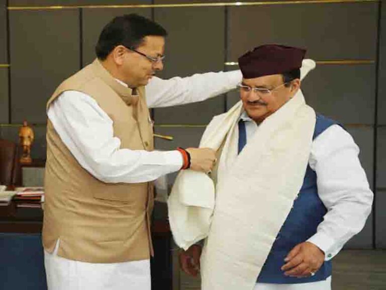 मुख्यमंत्री ने भाजपा के राष्ट्रीय अध्यक्ष को कंडाली से निर्मित शॉल एवं पहाड़ी टोपी भेंट की